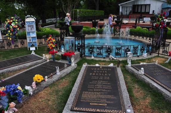 Elvis, seus pais e avó paterna estão enterrados no jardim de Graceland, em Memphis, no Tennessee - EUA